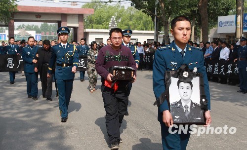 痛别“80后”济空飞行员冯思广烈士。