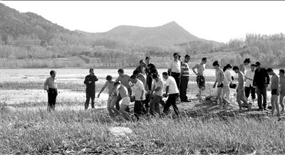 飞行器坠入十三陵水库 所载玩家身亡教练受伤(图)