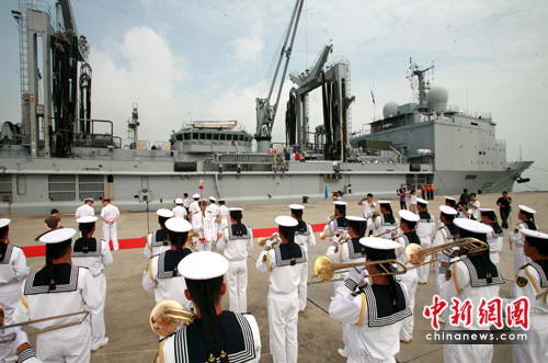 5月31日，在中国海军“三亚”号护卫舰的引导下，由法国海军印度洋海区司令布鲁诺·尼埃里中将率领的“索姆”号补给指挥舰缓缓驶入广东湛江某军港，对海军南海舰队开始为期6天的友好访问。中新社发 陈耕 摄