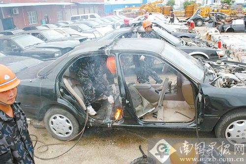 广西销毁57辆假冒军车数百套假冒军车牌(图)