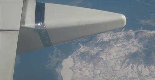 昆明航空飞机机翼绑胶带飞行