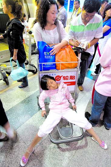 事发后,乘客准备重新登机。 《都市时报》供图