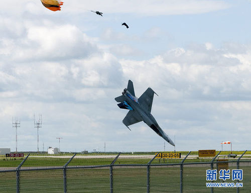 加拿大一架F-18战斗机在航空展预演时坠落
