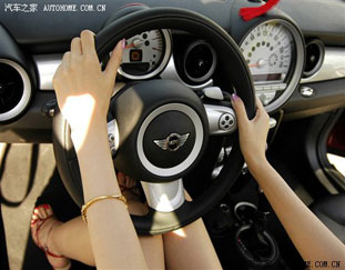 新手驾车小贴士 驾车要“左顾右盼”