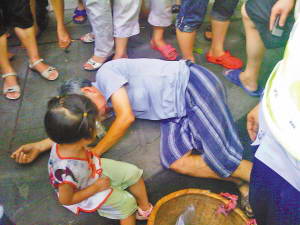 公交司机和乘客打斗引发大堵车