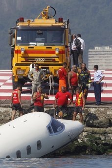 巴西一架小飞机降落时坠海 机上3人均未受伤