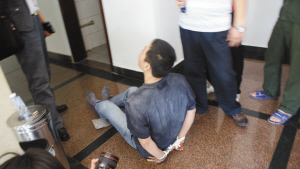 交警将男子绑住以防他自残。