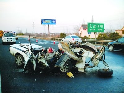 江苏一辆大客刹车失灵碾警车 5民警4死1重伤