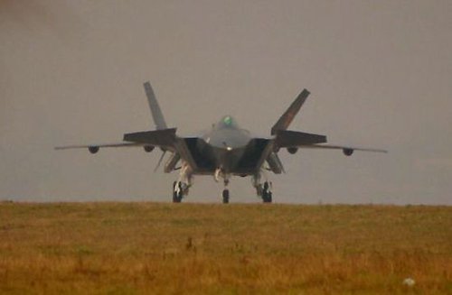 美媒：中国歼20两年内将首飞“并不值得惊慌”