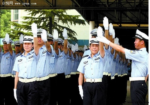 交警提醒：靠边停车别开左侧车门