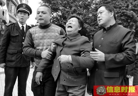 12岁男童小区内被车碾死 司机称在打电话(图)