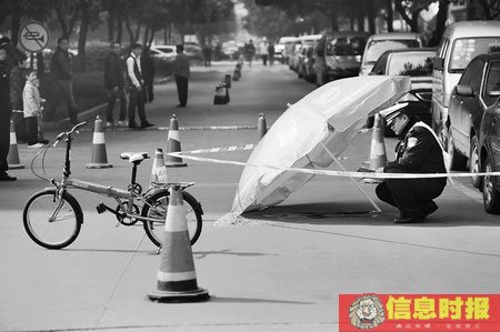 12岁男童小区内被车碾死 司机称在打电话(图)
