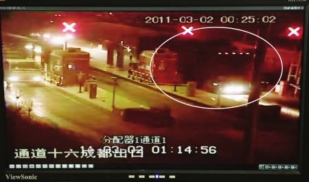 绕城高速路成龙路站货车冲关被挡获（视频截图）