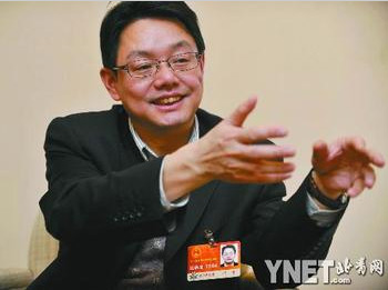 全国人大代表、湖北省统计局副局长叶青多年不懈呼吁公车改革并亲身实践