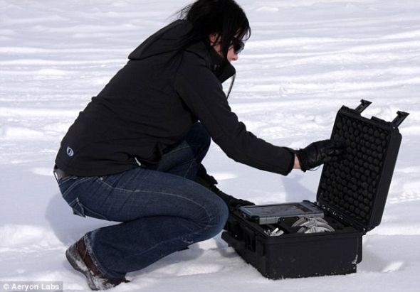 Scout及其笔记本型控制板可装进一个手提箱，隐秘性很高同时也便于携带和部署，可在任何人群上方执行监视任务。