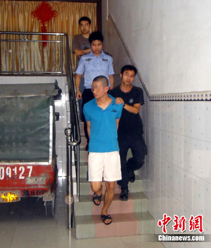 盗窃警车疑犯张某被警方抓获。 作 者：吴镇全