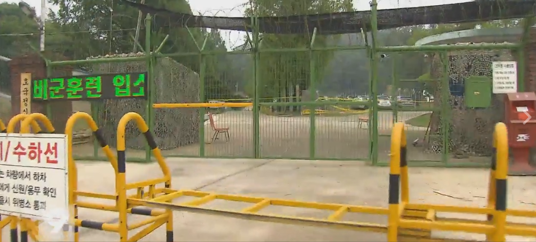 1498760930735494.png 事发地点为韩国某陆军部队门口.png